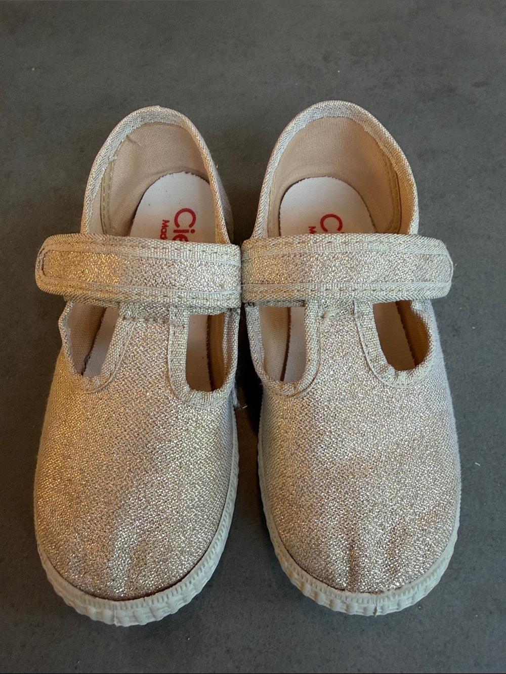 Cienta Sparkle T-Strap Kids Mary Janes in Gold